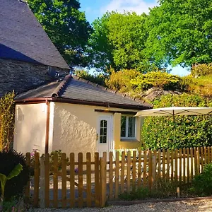 Vakantiehuis Le Vieux Moulin - A Charming Stone With Garden View And Seasonal Pool, Guégon